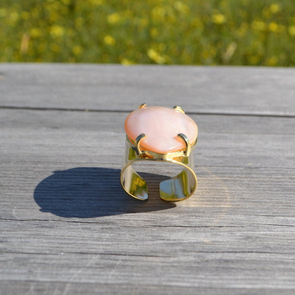 Pink pearl ring, Gold mother-of-pearl ring, shell ring, vintage ring, statement ring, large pearl shell ring,large faceted Pink Mother of Pearl Cabochon, Pink mother of pearl, Cuff Ring