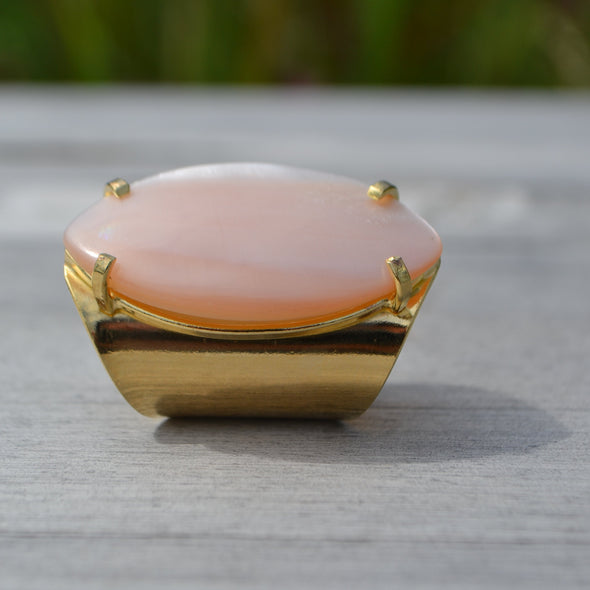 Pink pearl ring, Gold mother-of-pearl ring, shell ring, vintage ring, statement ring, large pearl shell ring,large faceted Pink Mother of Pearl Cabochon, Pink mother of pearl, Cuff Ring