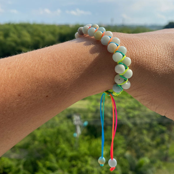 This beautiful bracelet for women was braided with a macramé technique and with an exclusive design. It is made with a wonderful semi-precious stone the Amazonite.