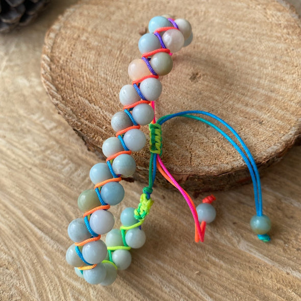 This beautiful bracelet for women was braided with a macramé technique and with an exclusive design. It is made with a wonderful semi-precious stone the Amazonite.