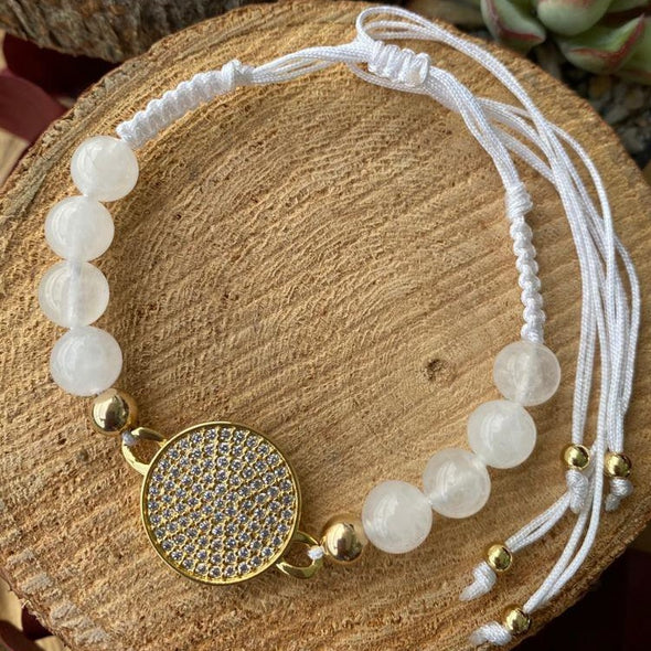 Beautiful Selenite bracelet, made with 8 mm beads and delicately braided with a white waxed string, accompanied by four 6mm gold laminated 18K beads.
