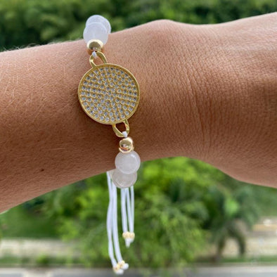 Beautiful Selenite bracelet, made with 8 mm beads and delicately braided with a white waxed string, accompanied by four 6mm gold laminated 18K beads.